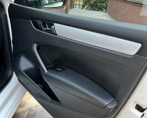 Белый Фольксваген Пассат, объемом двигателя 2.5 л и пробегом 320 тыс. км за 9400 $, фото 27 на Automoto.ua