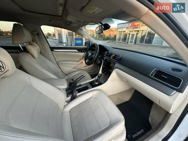 Белый Фольксваген Пассат, объемом двигателя 2.5 л и пробегом 210 тыс. км за 10000 $, фото 5 на Automoto.ua