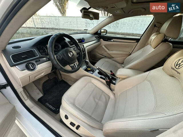 Белый Фольксваген Пассат, объемом двигателя 2.5 л и пробегом 210 тыс. км за 10000 $, фото 4 на Automoto.ua