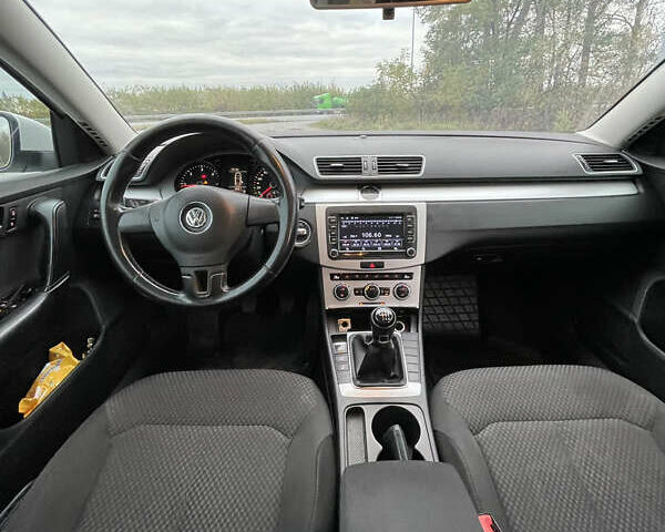 Фольксваген Пассат 2013 в Житомире на Automoto.ua Белый Фольксваген Пассат, объемом двигателя 1.97 л и пробегом 296 тыс. км за 9750 $, фото 13 на Automoto.ua