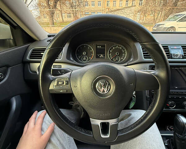 Білий Фольксваген Пассат, об'ємом двигуна 2.5 л та пробігом 220 тис. км за 10000 $, фото 23 на Automoto.ua
