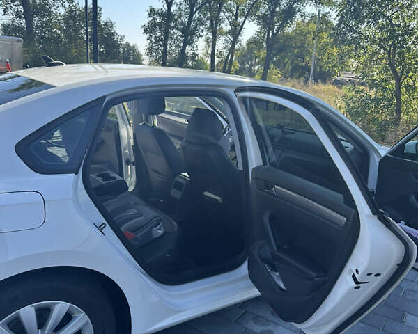 Білий Фольксваген Пассат, об'ємом двигуна 2.46 л та пробігом 241 тис. км за 9100 $, фото 24 на Automoto.ua