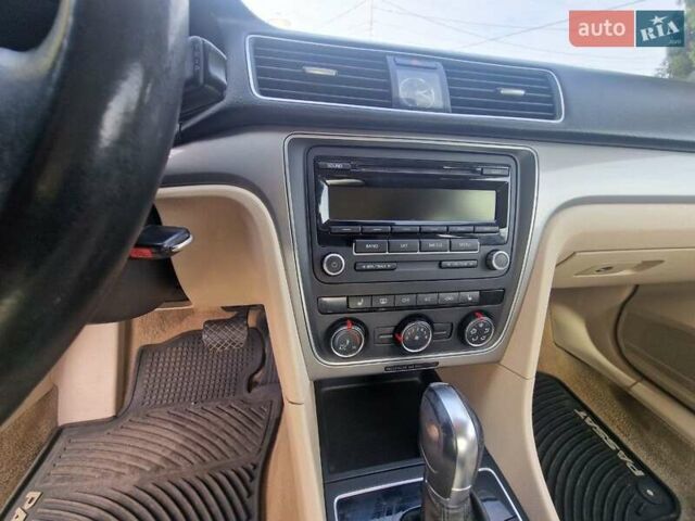 Фольксваген Пассат 2013 в Запорожье на Automoto.ua Белый Фольксваген Пассат, объемом двигателя 2.48 л и пробегом 192 тыс. км за 10500 $, фото 6 на Automoto.ua