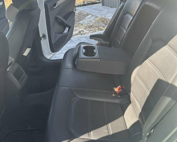 Білий Фольксваген Пассат, об'ємом двигуна 2.46 л та пробігом 241 тис. км за 9100 $, фото 20 на Automoto.ua