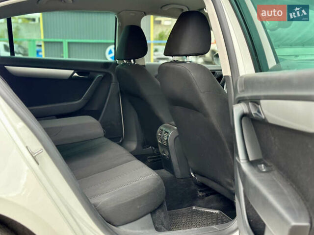 Фольксваген Пассат 2013 в Киеве на Automoto.ua Белый Фольксваген Пассат, объемом двигателя 1.6 л и пробегом 194 тыс. км за 11400 $, фото 18 на Automoto.ua