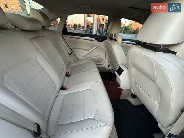 Белый Фольксваген Пассат, объемом двигателя 2.5 л и пробегом 210 тыс. км за 10000 $, фото 8 на Automoto.ua