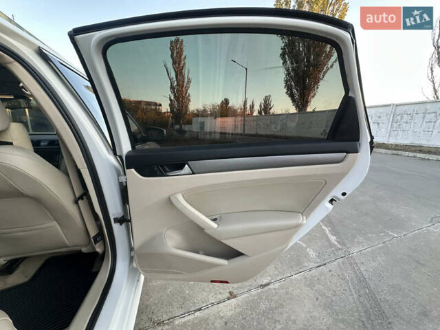 Белый Фольксваген Пассат, объемом двигателя 2.5 л и пробегом 210 тыс. км за 10000 $, фото 11 на Automoto.ua