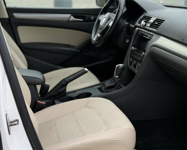 Фольксваген Пассат 2013 в Николаеве на Automoto.ua Белый Фольксваген Пассат, объемом двигателя 2.5 л и пробегом 170 тыс. км за 9900 $, фото 2 на Automoto.ua