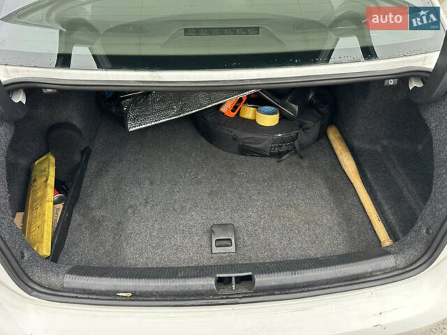 Белый Фольксваген Пассат, объемом двигателя 2.48 л и пробегом 226 тыс. км за 8900 $, фото 17 на Automoto.ua