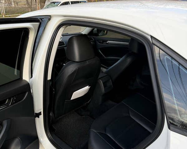 Білий Фольксваген Пассат, об'ємом двигуна 2.5 л та пробігом 220 тис. км за 10000 $, фото 19 на Automoto.ua