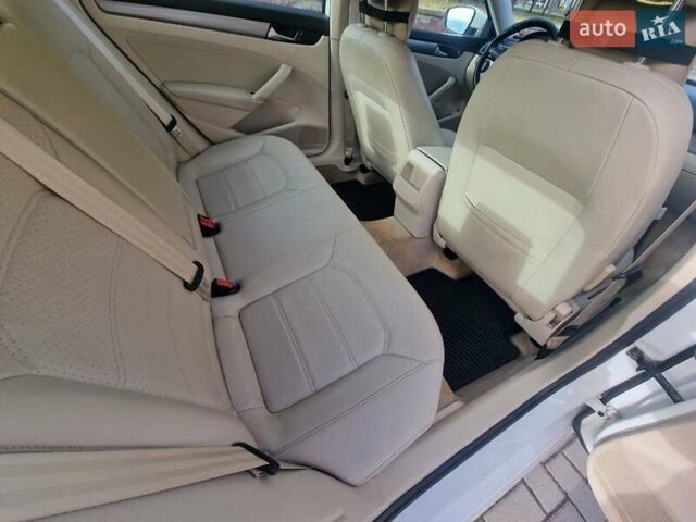 Фольксваген Пассат 2013 в Запорожье на Automoto.ua Белый Фольксваген Пассат, объемом двигателя 2.48 л и пробегом 192 тыс. км за 10500 $, фото 9 на Automoto.ua