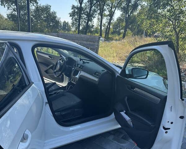 Білий Фольксваген Пассат, об'ємом двигуна 2.46 л та пробігом 241 тис. км за 9100 $, фото 23 на Automoto.ua