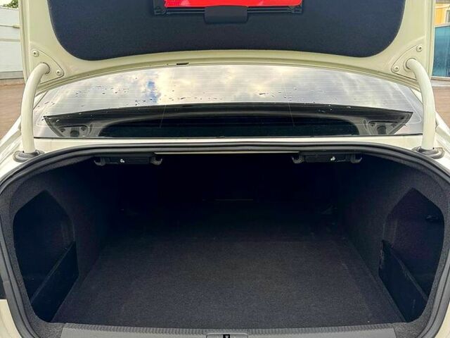 Белый Фольксваген Пассат, объемом двигателя 1.8 л и пробегом 236 тыс. км за 10000 $, фото 8 на Automoto.ua