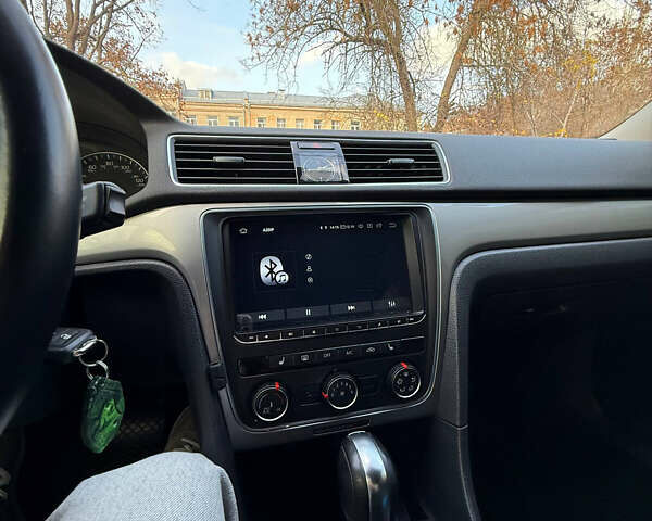 Білий Фольксваген Пассат, об'ємом двигуна 2.5 л та пробігом 220 тис. км за 10000 $, фото 25 на Automoto.ua