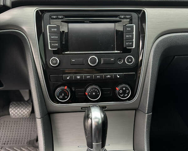 Белый Фольксваген Пассат, объемом двигателя 1.8 л и пробегом 211 тыс. км за 9800 $, фото 12 на Automoto.ua