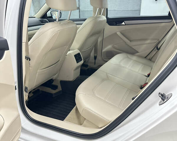 Білий Фольксваген Пассат, об'ємом двигуна 1.8 л та пробігом 153 тис. км за 10000 $, фото 6 на Automoto.ua