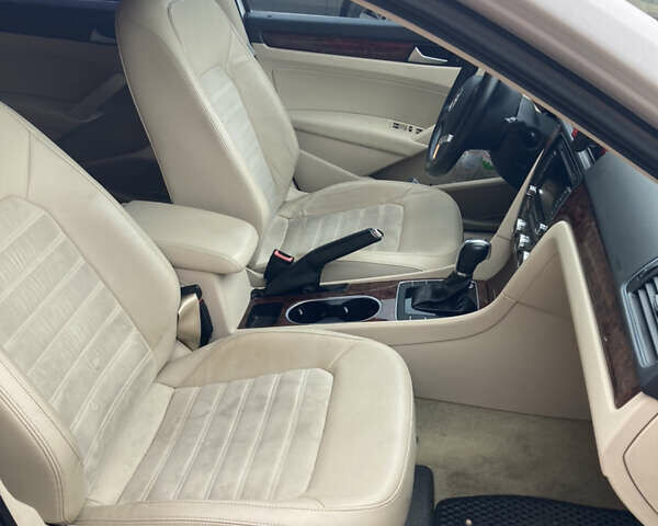 Білий Фольксваген Пассат, об'ємом двигуна 2 л та пробігом 220 тис. км за 10800 $, фото 4 на Automoto.ua