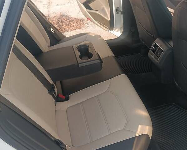 Белый Фольксваген Пассат, объемом двигателя 1.8 л и пробегом 212 тыс. км за 11000 $, фото 4 на Automoto.ua