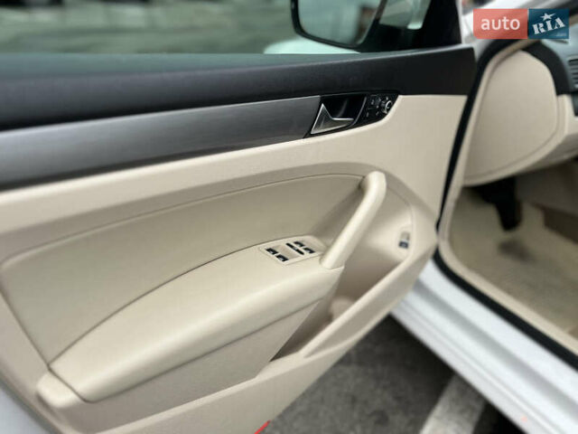 Белый Фольксваген Пассат, объемом двигателя 1.8 л и пробегом 123 тыс. км за 11000 $, фото 15 на Automoto.ua