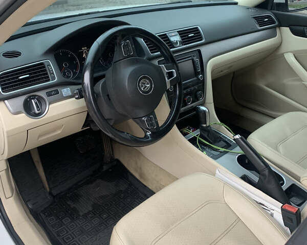 Белый Фольксваген Пассат, объемом двигателя 2 л и пробегом 235 тыс. км за 11500 $, фото 3 на Automoto.ua