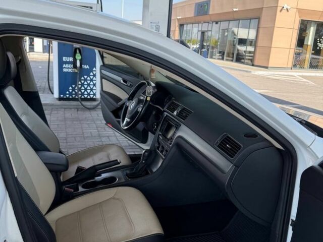 Белый Фольксваген Пассат, объемом двигателя 1.8 л и пробегом 210 тыс. км за 10999 $, фото 18 на Automoto.ua