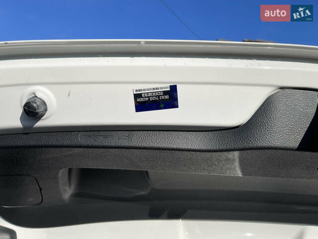 Белый Фольксваген Пассат, объемом двигателя 1.97 л и пробегом 176 тыс. км за 12850 $, фото 18 на Automoto.ua