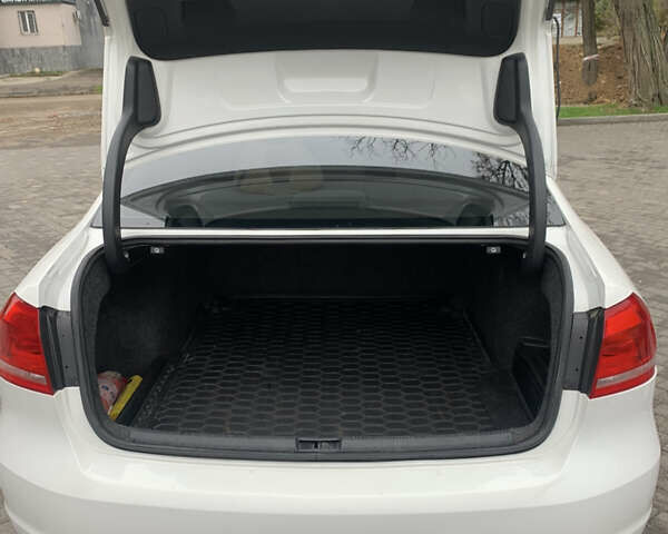 Белый Фольксваген Пассат, объемом двигателя 2 л и пробегом 235 тыс. км за 11500 $, фото 6 на Automoto.ua