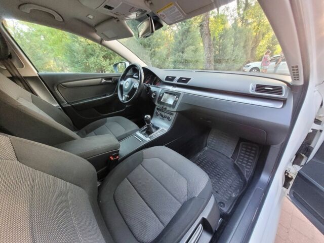 Белый Фольксваген Пассат, объемом двигателя 2 л и пробегом 300 тыс. км за 10700 $, фото 7 на Automoto.ua