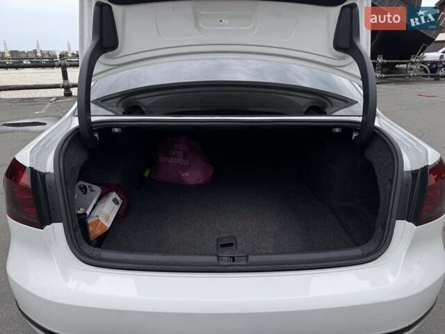 Білий Фольксваген Пассат, об'ємом двигуна 1.8 л та пробігом 169 тис. км за 11300 $, фото 11 на Automoto.ua