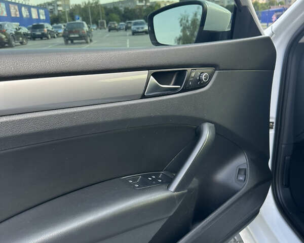 Білий Фольксваген Пассат, об'ємом двигуна 1.8 л та пробігом 146 тис. км за 9000 $, фото 15 на Automoto.ua