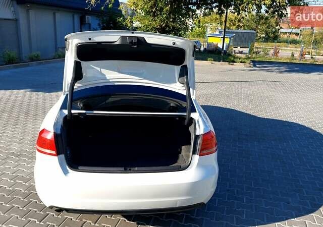 Белый Фольксваген Пассат, объемом двигателя 1.8 л и пробегом 136 тыс. км за 9999 $, фото 18 на Automoto.ua