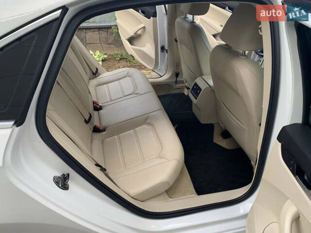 Белый Фольксваген Пассат, объемом двигателя 2 л и пробегом 114 тыс. км за 12000 $, фото 4 на Automoto.ua