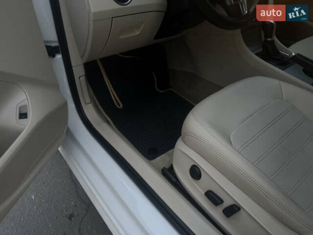 Белый Фольксваген Пассат, объемом двигателя 1.8 л и пробегом 123 тыс. км за 10100 $, фото 8 на Automoto.ua