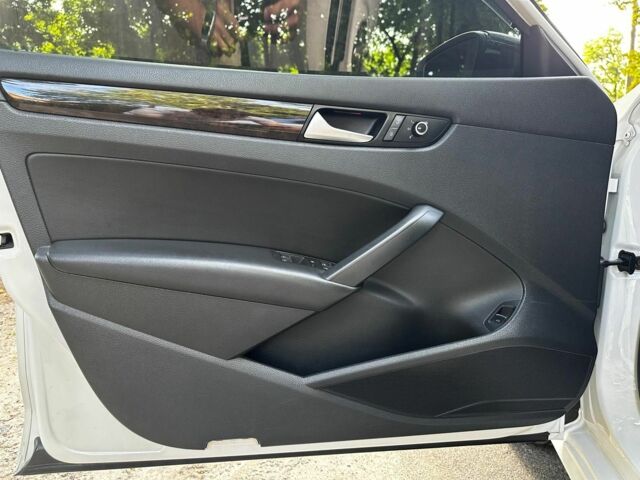 Белый Фольксваген Пассат, объемом двигателя 1.8 л и пробегом 174 тыс. км за 11890 $, фото 10 на Automoto.ua