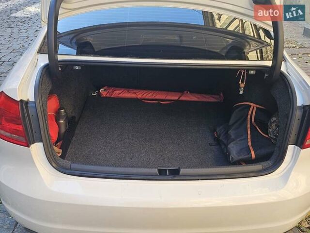 Белый Фольксваген Пассат, объемом двигателя 1.8 л и пробегом 193 тыс. км за 11200 $, фото 4 на Automoto.ua