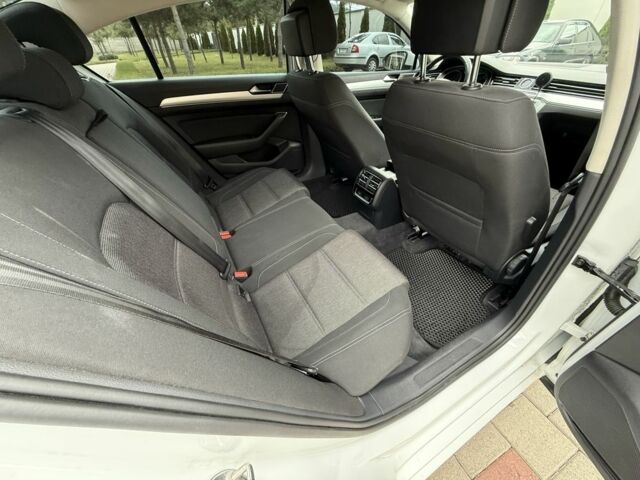 Белый Фольксваген Пассат, объемом двигателя 0 л и пробегом 173 тыс. км за 17999 $, фото 18 на Automoto.ua