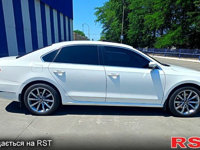 Білий Фольксваген Пассат, об'ємом двигуна 1.8 л та пробігом 177 тис. км за 11800 $, фото 7 на Automoto.ua