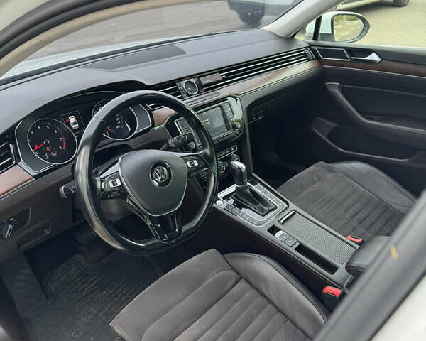 Белый Фольксваген Пассат, объемом двигателя 1.8 л и пробегом 190 тыс. км за 16500 $, фото 6 на Automoto.ua