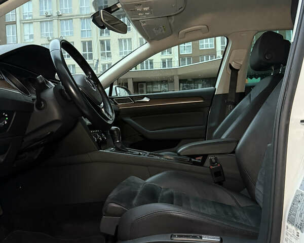 Белый Фольксваген Пассат, объемом двигателя 1.8 л и пробегом 130 тыс. км за 16900 $, фото 21 на Automoto.ua