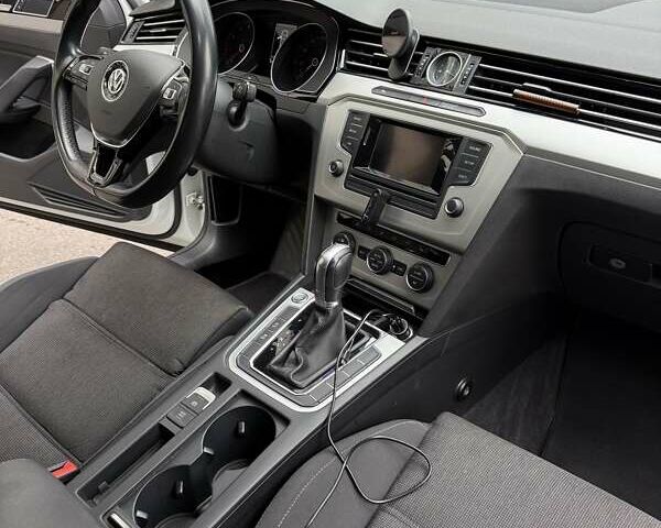 Белый Фольксваген Пассат, объемом двигателя 1.8 л и пробегом 142 тыс. км за 16690 $, фото 17 на Automoto.ua