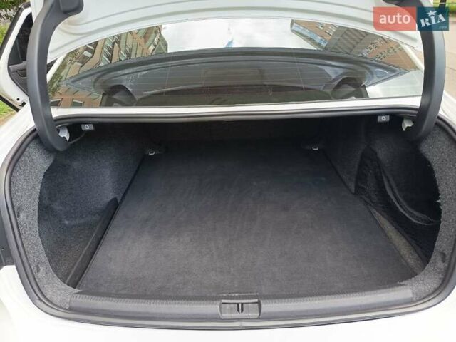 Белый Фольксваген Пассат, объемом двигателя 1.8 л и пробегом 226 тыс. км за 13500 $, фото 12 на Automoto.ua