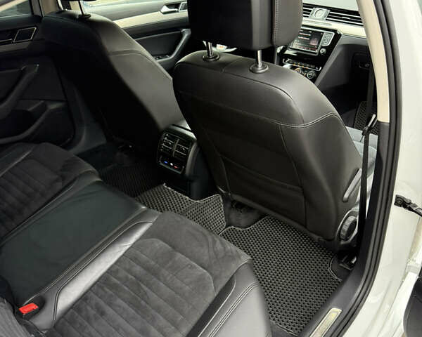 Белый Фольксваген Пассат, объемом двигателя 1.97 л и пробегом 219 тыс. км за 19300 $, фото 5 на Automoto.ua