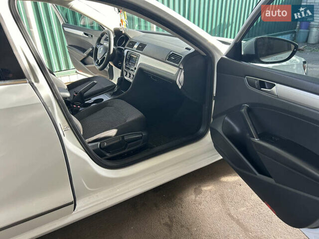 Белый Фольксваген Пассат, объемом двигателя 1.8 л и пробегом 165 тыс. км за 12800 $, фото 12 на Automoto.ua