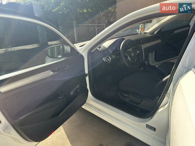 Белый Фольксваген Пассат, объемом двигателя 1.8 л и пробегом 165 тыс. км за 12800 $, фото 15 на Automoto.ua