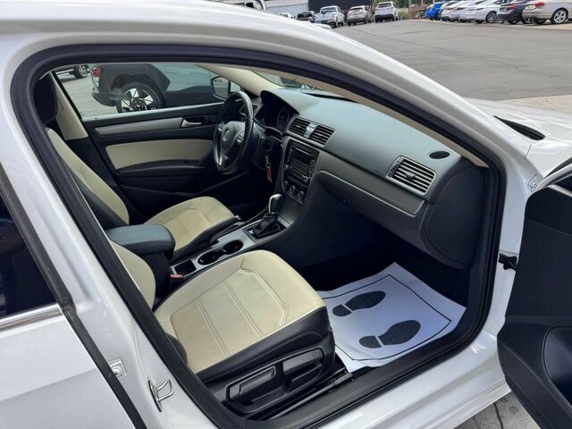 Белый Фольксваген Пассат, объемом двигателя 2 л и пробегом 80 тыс. км за 11000 $, фото 13 на Automoto.ua