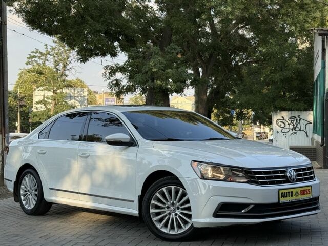 Белый Фольксваген Пассат, объемом двигателя 1.8 л и пробегом 204 тыс. км за 11700 $, фото 4 на Automoto.ua