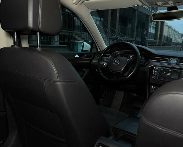 Белый Фольксваген Пассат, объемом двигателя 1.8 л и пробегом 130 тыс. км за 16900 $, фото 30 на Automoto.ua