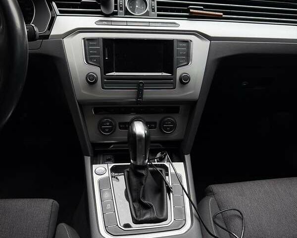 Белый Фольксваген Пассат, объемом двигателя 1.8 л и пробегом 142 тыс. км за 16690 $, фото 26 на Automoto.ua