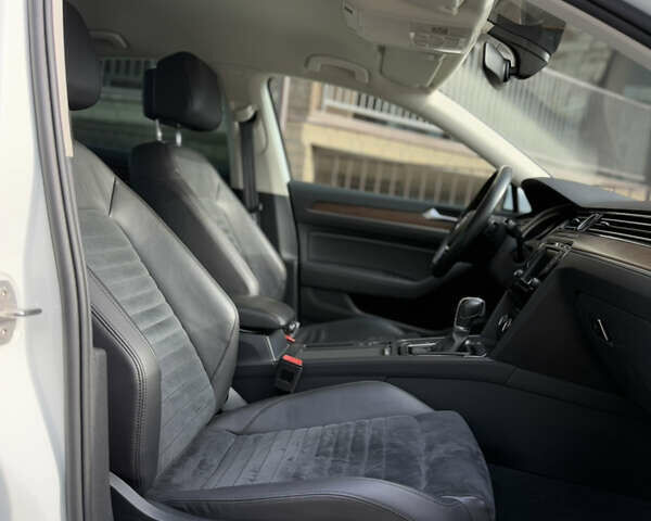 Белый Фольксваген Пассат, объемом двигателя 1.8 л и пробегом 126 тыс. км за 17000 $, фото 26 на Automoto.ua