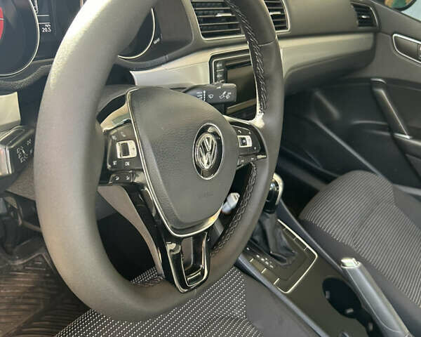 Белый Фольксваген Пассат, объемом двигателя 1.8 л и пробегом 165 тыс. км за 12800 $, фото 6 на Automoto.ua